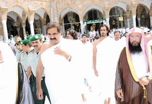 أمير قطر حمد بن خليفة خلال أدائه مناسك العمرة