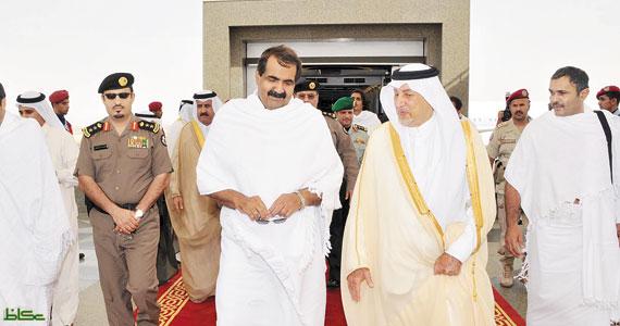 الأمير خالد الفيصل يستقبل أمير قطر للعمرة
