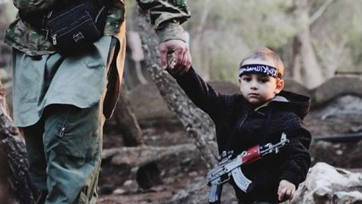 أم تكتشف ابنها البالغ من العمر 3 سنوات يقاتل مع داعش