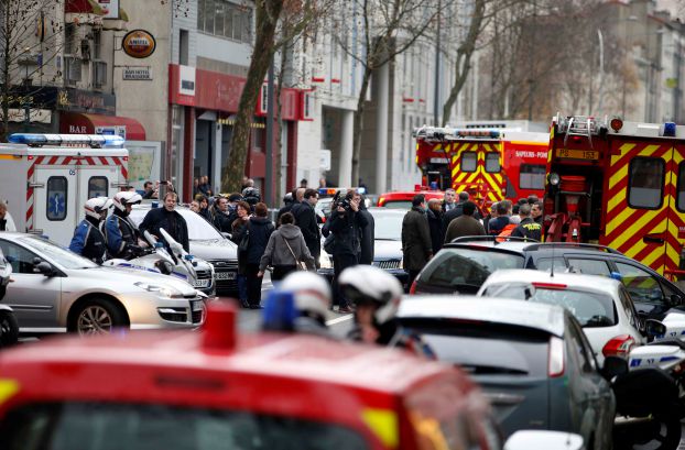 مسلح يقتل شرطية وموظف بلدي في فرنسا