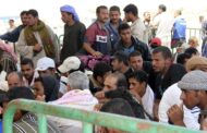 المصريّون العائدون من ليبيا يشكون الفقر ويُهدّدون بالعودة