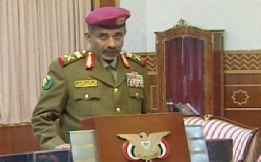 وزير الدفاع اليمني يصل عدن هاربا من صنعاء