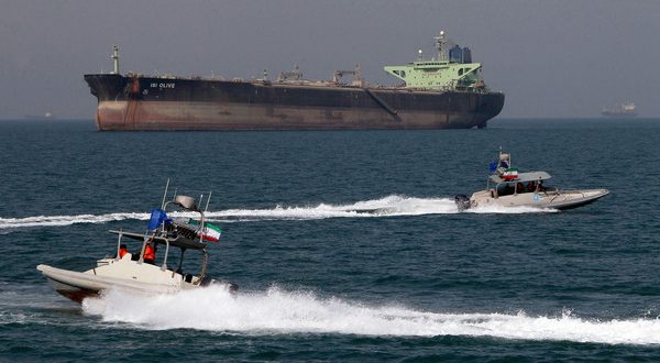 إيران تحتجز سفينة أميركية بعد اطلاق النار عليها