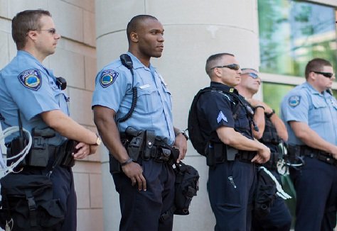 العنصرية في أمريكا تقتل شابا أسودا على يد شرطي