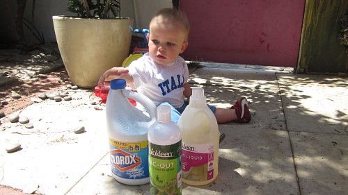 5 خطوات لمساعدة طفلك بحال ابتلاعه مواد التنظيف