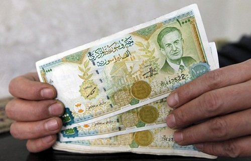 سعر الليرة السورية يصل 320 مقابل الدولار