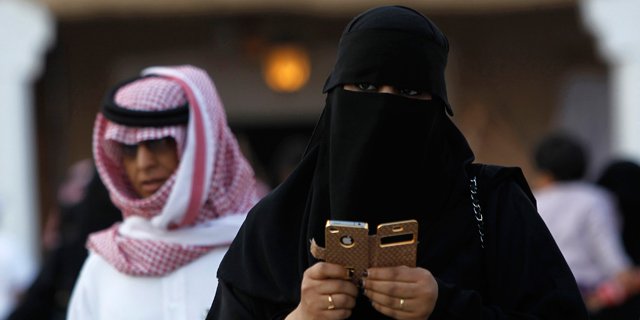 فتاة سعودية تبتزّ شابا لتمنع زواجه