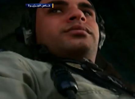 فيديو لطيار سوري يستمتع بإلقاء البراميل المتفجرة