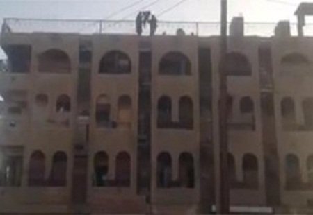 بالفيديو.. داعش يعدم أربعة عراقيين برميهم من أعلى البناية بتهمة الشذوذ