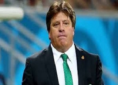 إقالة مدرب منتخب المكسيك بسبب ضربه صحفيا