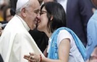 البابا يتغزّل بالنساء في الباراغواي