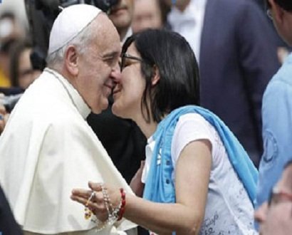 البابا يتغزّل بالنساء في الباراغواي