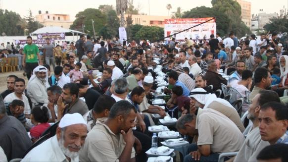 بالصور.. إفطار جماعي في غزة لـ20 ألف شخص