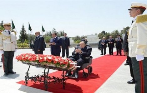 بوتفليقة يظهر على الكرسي المتحرك بعيد استقلال الجزائر