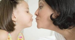 تقبيل الطفل من فمه خطر صحي ونفسي