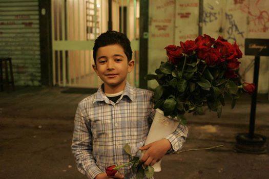 اللبنانيون يبكون طفلا سوريا كان يبيع لهم الورود