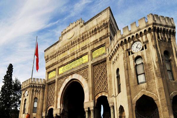 إقالة مفاجئة لعشرات الأساتذة الأتراك بالسعودية