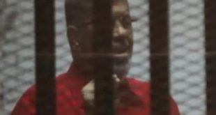 مرسي يُضرب عن الطعام خوفا على حياته