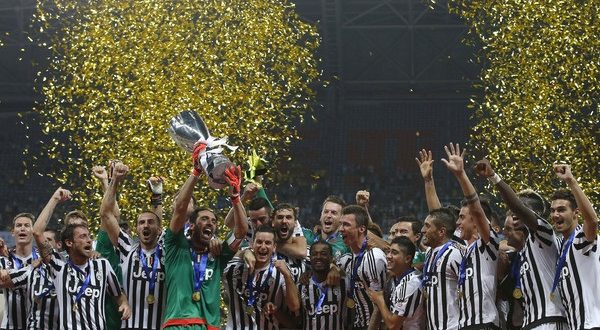 يوفنتوس يرفع كأس السوبر الايطالي بعد فوزه على لاتسيو