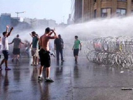 الامن اللبناني يستخدم الرصاص الحي ضد تظاهرة سلمية في بيروت