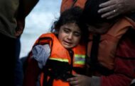 مقتل 4 أطفال بغرق مركب للاجئين قرب اليونان