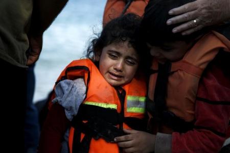 مقتل 4 أطفال بغرق مركب للاجئين قرب اليونان