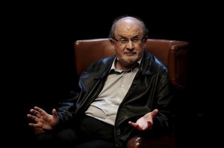 السعودية تستفيق بعد 27 عاما للاحتجاج على "آيات شيطانية"