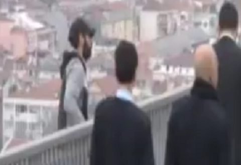 بالفيديو.. اردوغان يُنقذ شابا من الانتحار