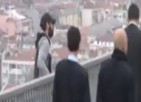بالفيديو.. اردوغان يُنقذ شابا من الانتحار