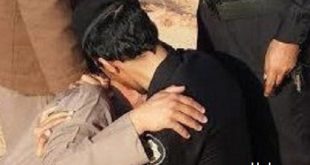 صورة مؤثرة لرجل أمن سعودي يواسي مواطنا فقد عائلته