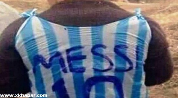 ميسي يبحث عن طفل ارتدى كيسا عليه اسمه