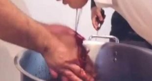 القبض على سعودي صوّر #فيديو قتل ابنه والغسيل بدمه