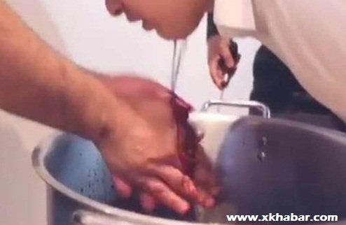 القبض على سعودي صوّر #فيديو قتل ابنه والغسيل بدمه