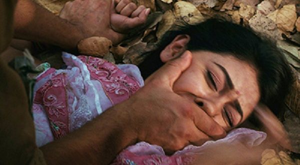 اغتصبها شقيقها.. فدافع الاب عنها فيما ساندت الام ابنها