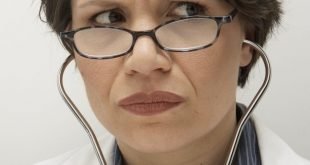 طبيبة تُبرح مريضتها ضربا بسبب الفاتورة