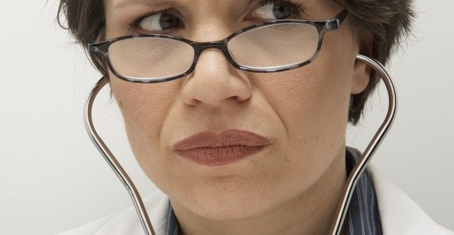 طبيبة تُبرح مريضتها ضربا بسبب الفاتورة
