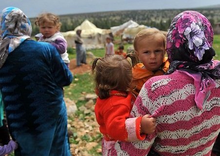 الجوع يُجبر السوريين على أكل الاعشاب