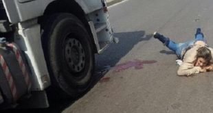 عائلة بأكملها ضحية حادث سير بين شاحنة ودراجة نارية