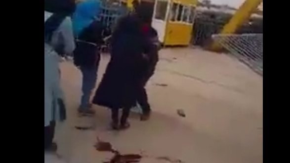 بالفيديو.. شابة تموت بعد سقوطها من لعبة في "الملاهي"