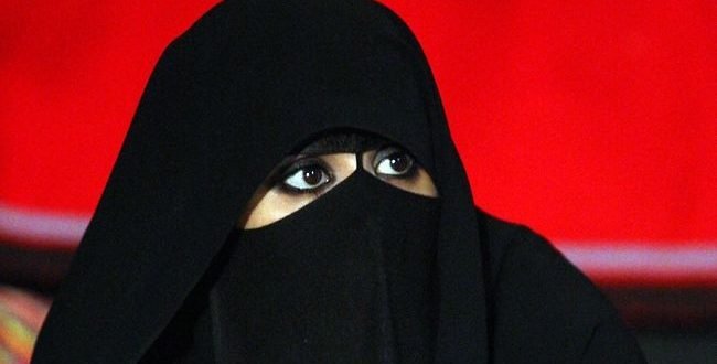 القصة الكاملة + #صور سعودي غيور يغطي زوجته بالشماغ في المطعم