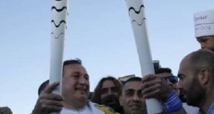 الرياضي السوري ابراهيم الحسين يحمل الشعلة الاولمبية مع اللاجئين