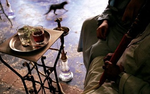 كوب شاي يدفع شرطيا مصريا لقتل صاحب المقهى