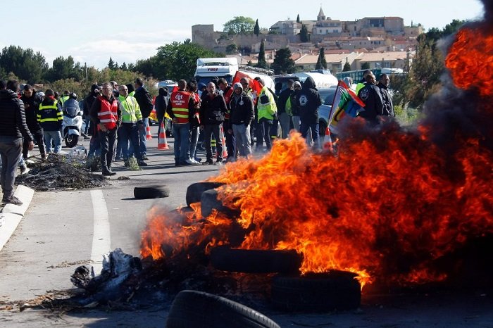 اشتباكات بشوارع فرنسا بسبب قانون العمل وازمة الوقود
