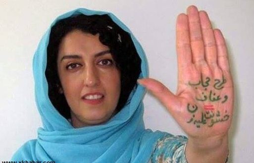 صور فتاة ايرانية تحلق شعرها للتخلص من الشرطة