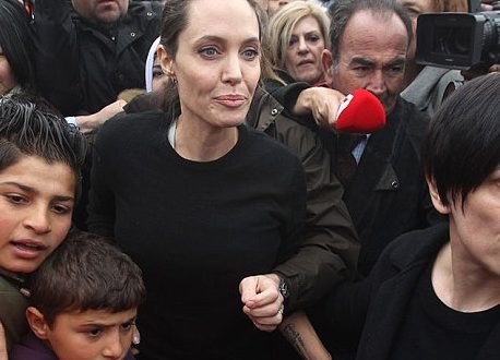 انجلينا جولي تطالب بمساعدة اللاجئين