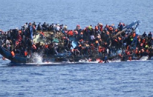صور غرق قارب يقل اللاجئين واللحظات الاخيرة لهم