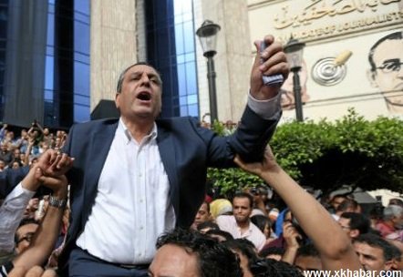 محاكمة عاجلة لنقيب الصحفيين المصريين وعضوين اخرين
