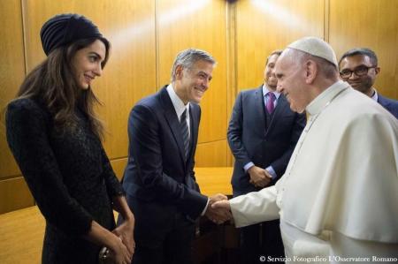 البابا فرنسيس يُكرّم سلمى حايك وجورج كلوني وريتشارد جير