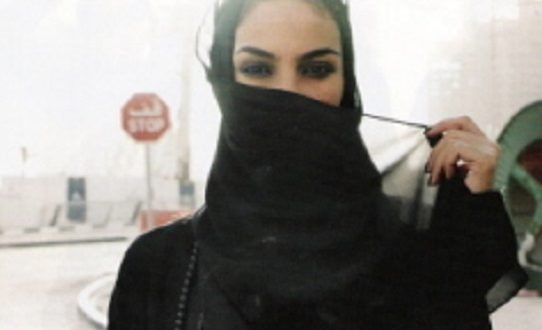 المغرّدة السعودية #ساره_الودعاني تتصدر تويتر بعد نشر صورتها بدون حجاب
