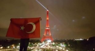 برج ايفل يضيء بألوان علم تركيا لهذا السبب